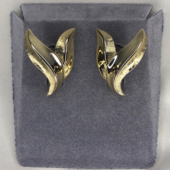 Trifari Elegant Gold Tone Earrings VTG - Picture 2 of 4